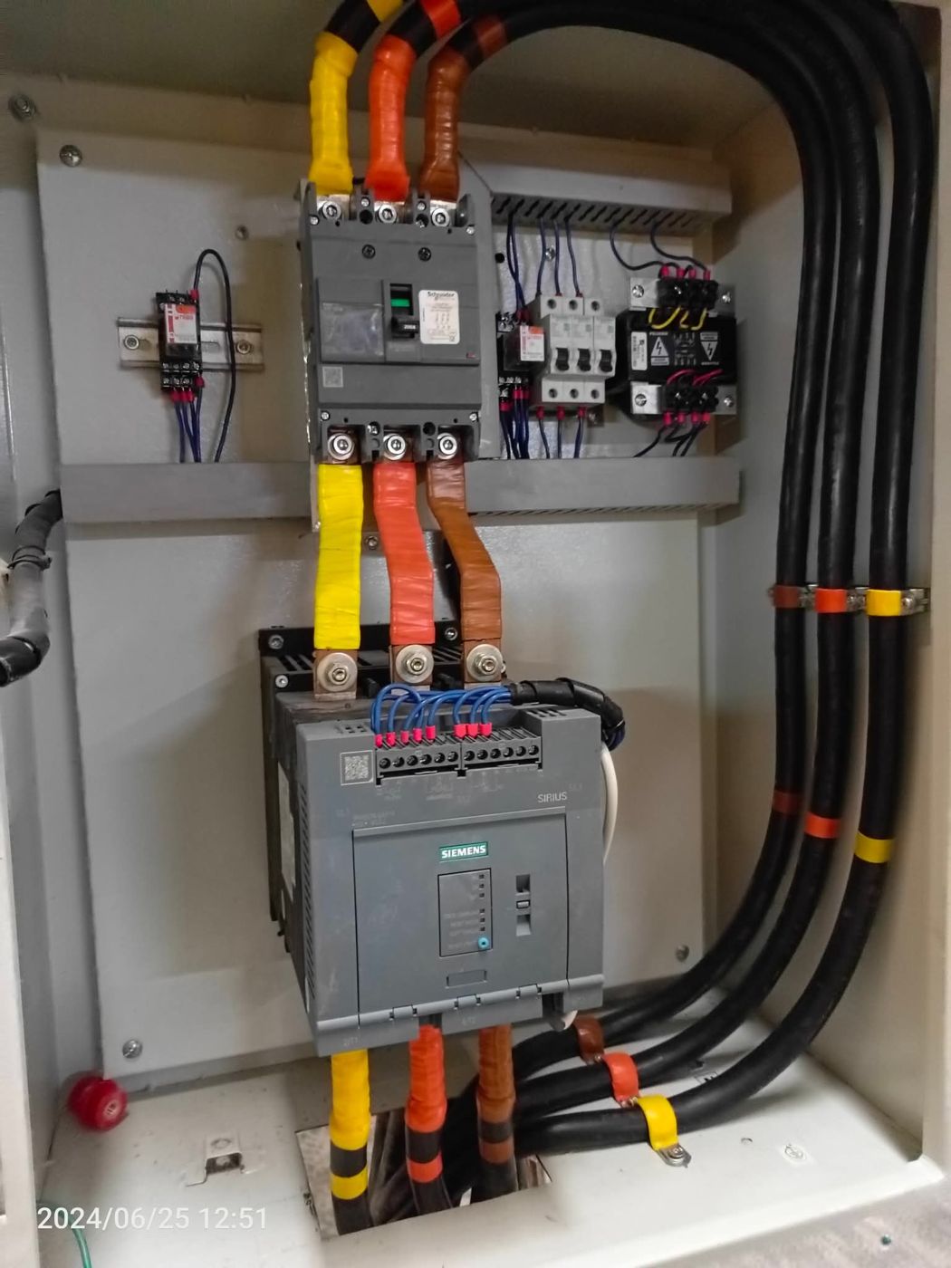 Tablero de arrancador suave con protecciones y cableado marquillado