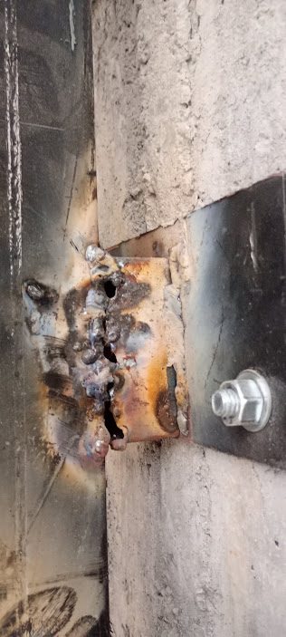 Soldadura deficiente en un anclaje de ascensor
