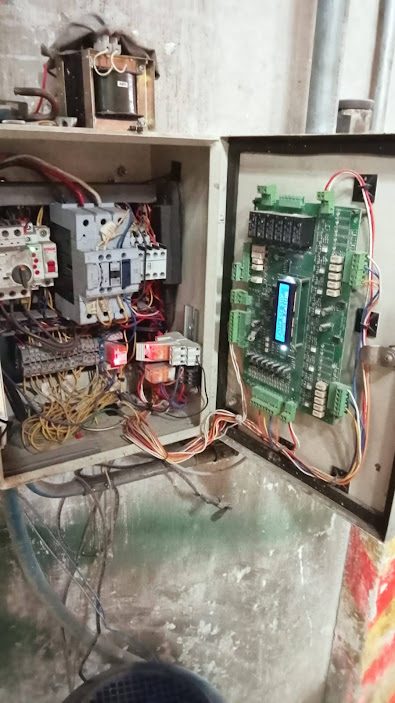 Tablero de control de ascensor con cableado desordenado