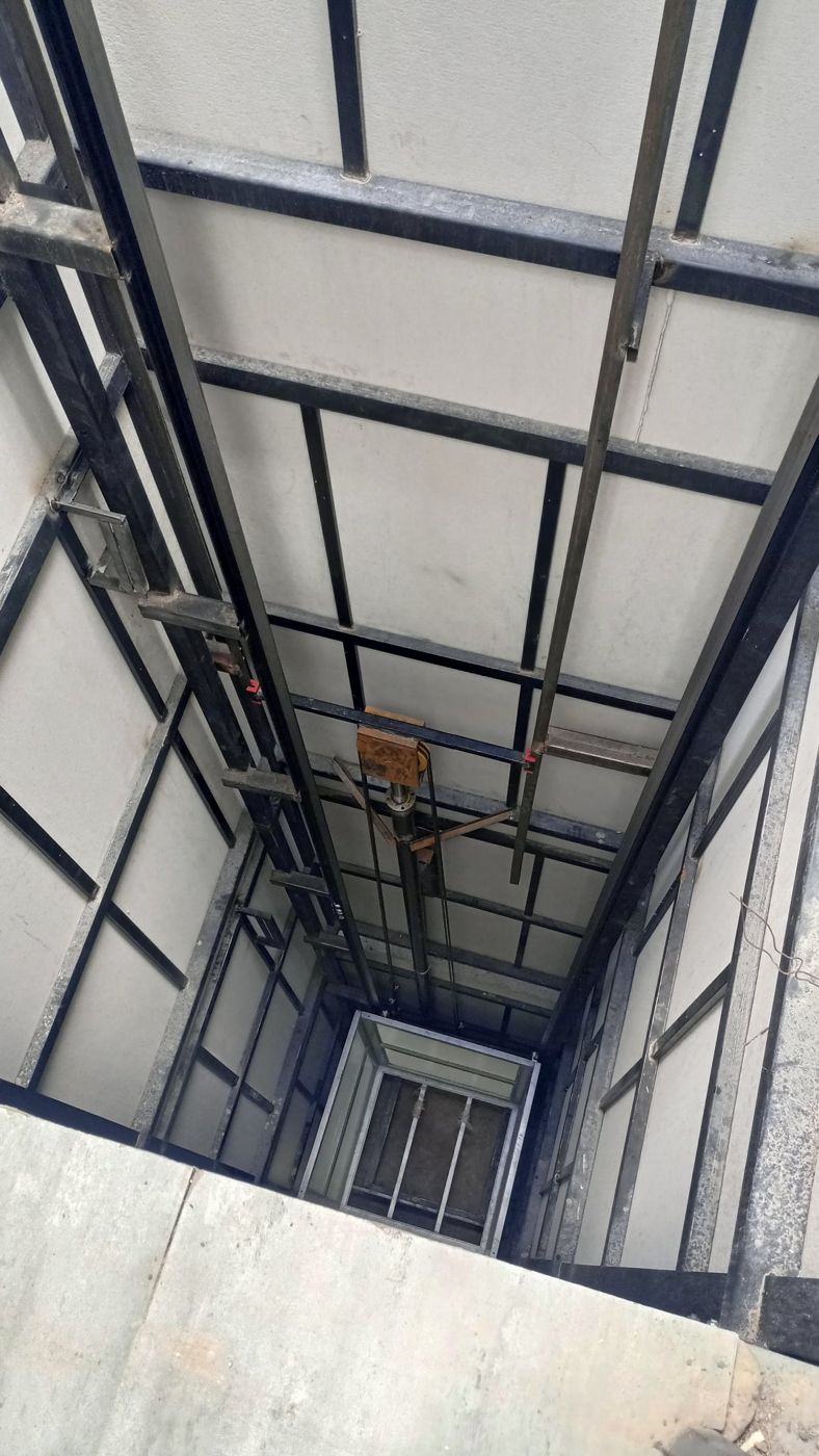 Ducto y estructura metálica de ascensor