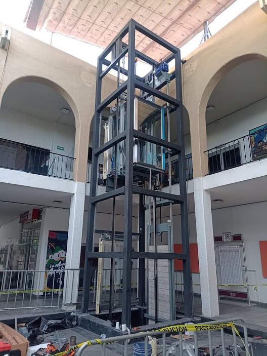 Estructura de ascensor en montaje en Cali