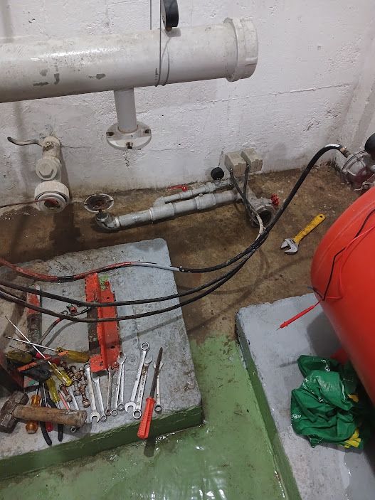 Mantenimiento de bombas en progreso