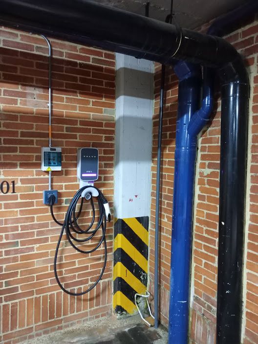 Estación de carga para vehículo eléctrico en parqueadero