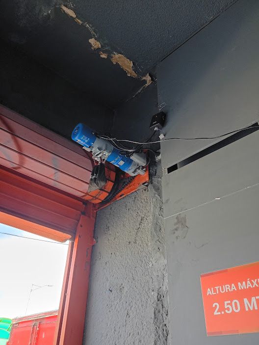 Motor de portón automático instalado