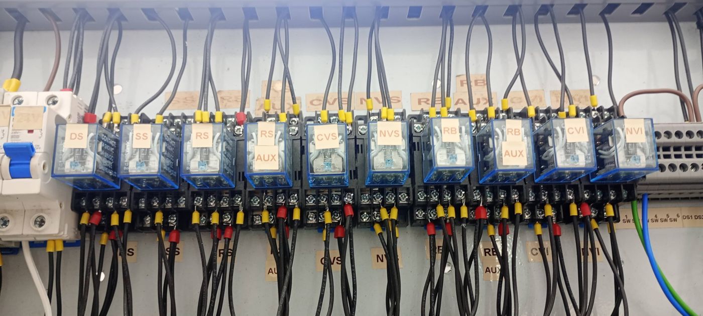 Tablero de control con relés marquillados