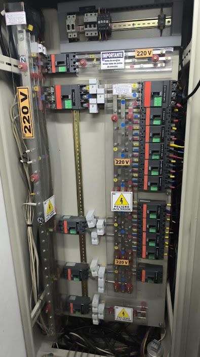 Tablero eléctrico organizado bajo RETIE