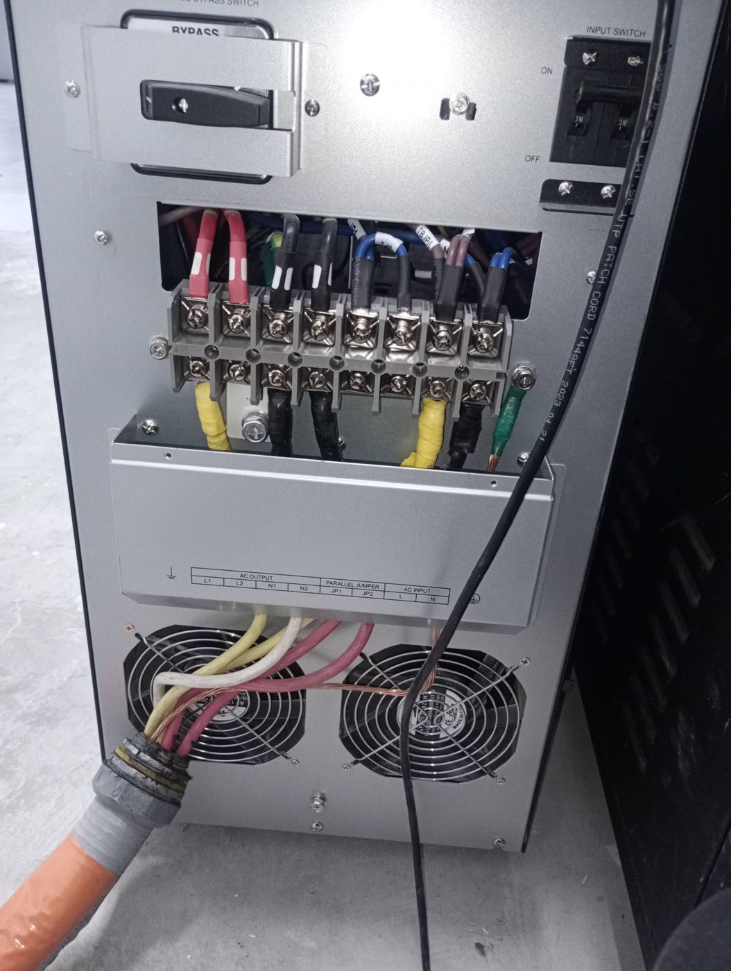 Conexión de UPS con bypass y protecciones